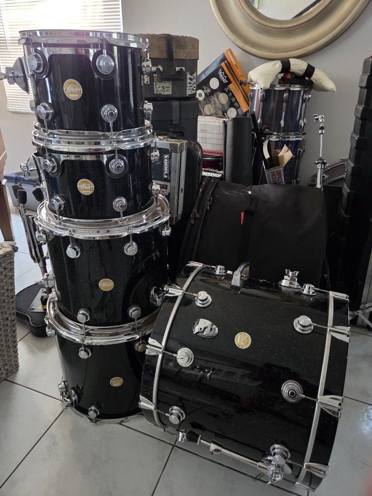 DW Collectors Series Drums In Black Mirra Lacquer Finish