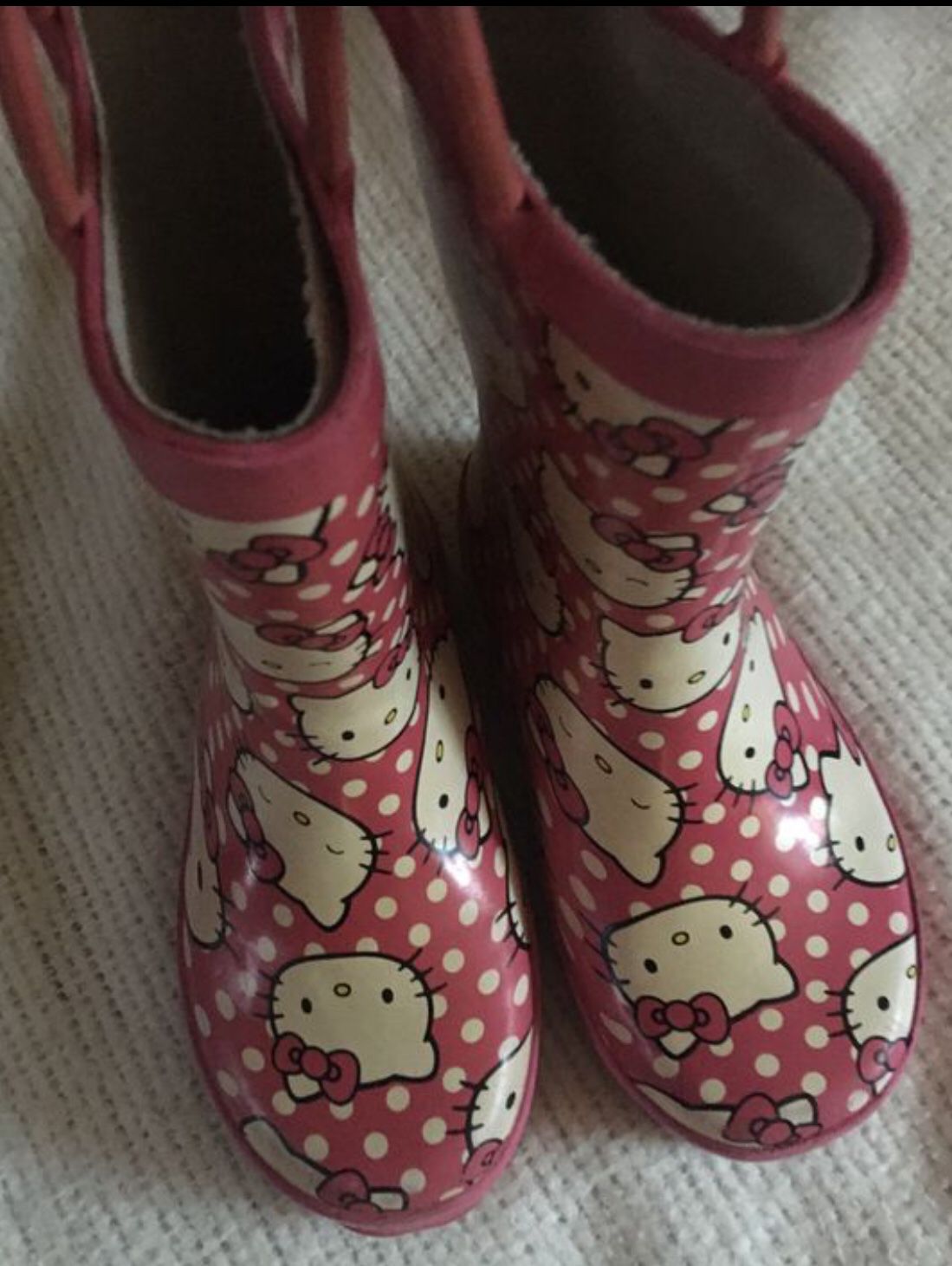 Girls hello kitty rain boots. Size 9/10c. Minor fading, otherwise in good condition