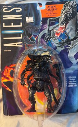 Alien queen with “deadly” chest hatchling attacking double jaws and whipping spiked tail
