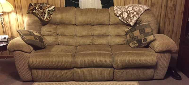 Dual reclining sofa