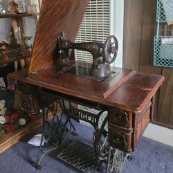Antique      Singer Sewing Machine ( Needs Belt)
