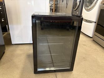 Small Black Beverage Cooler / Mini Fridge Model #BR001-95