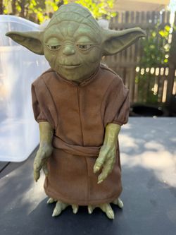 Star Wars Yoda Life-Size Figure