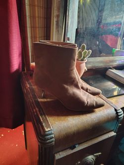 Women's Boots Size 10 **LIKE NEW**