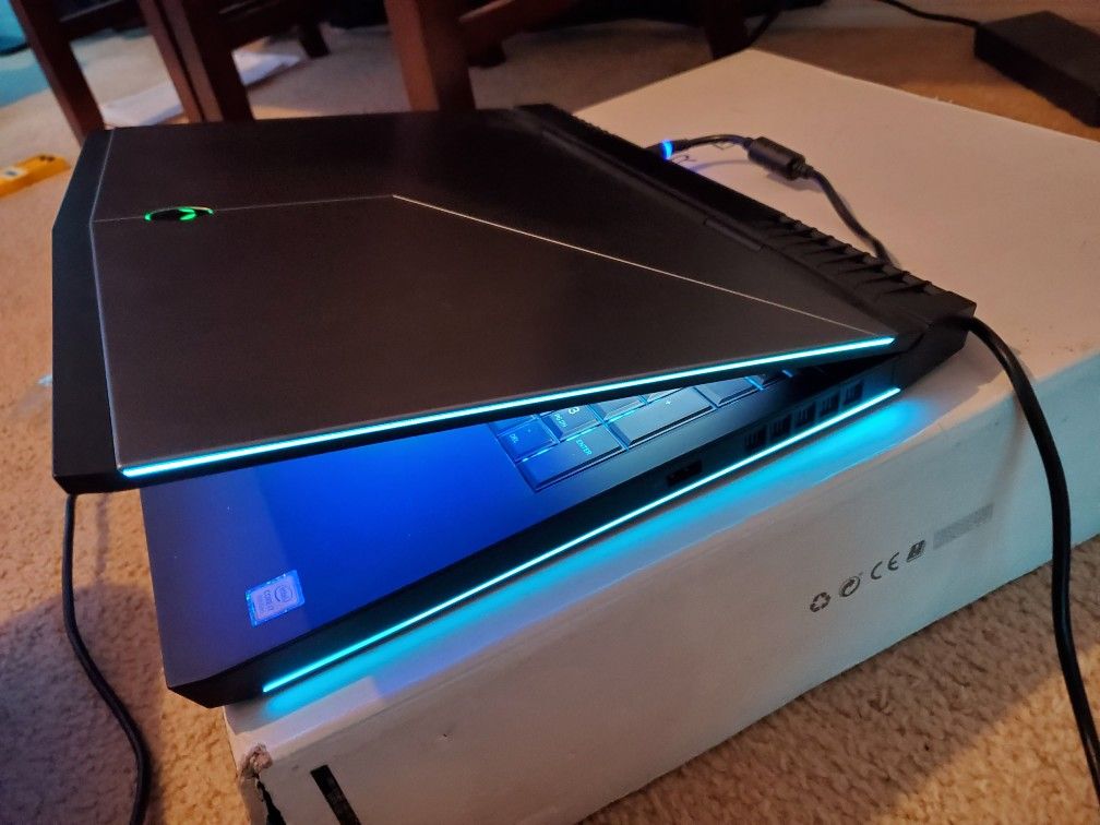 Alienware 17 R5 Gaming Laptop (i7-8750H/GTX 1070)