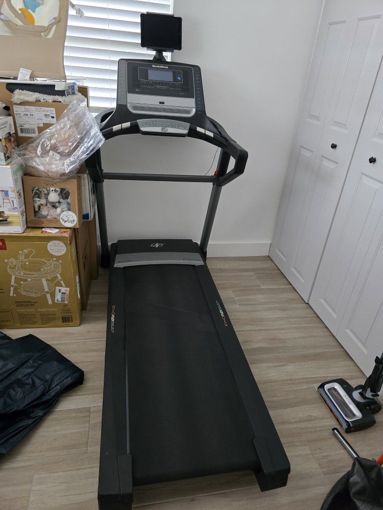 NordicTrack Elite 700 Treadmill