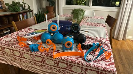 Dash, Dot, And Que Coding Robots