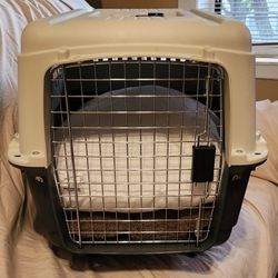 SportPet Designs Dog Kennel Airline Approved Medium: 26-in - Pre-owned.