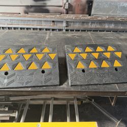  VEVOR rubber curb ramp designed to provide a smooth transition for vehicles over raised curbs