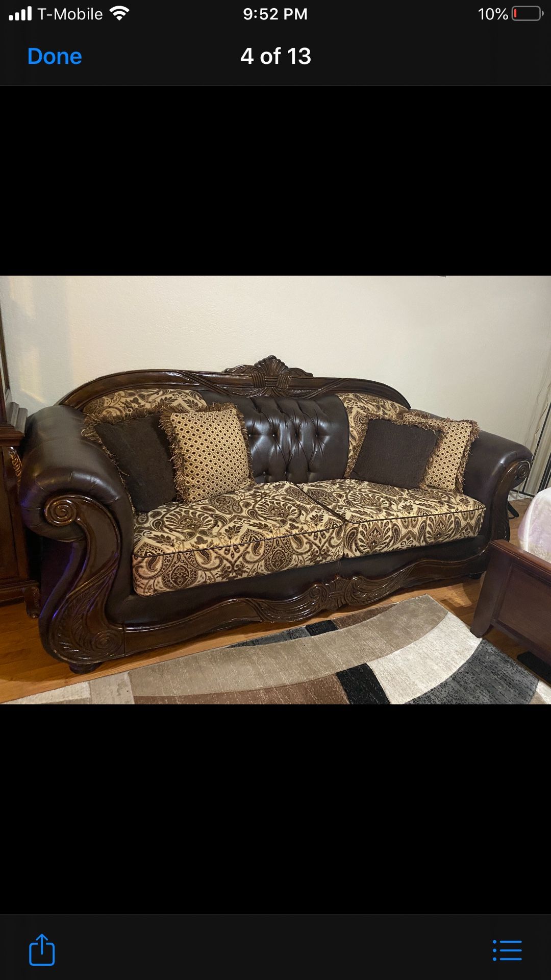 Couch and love seat on very good condition it like new