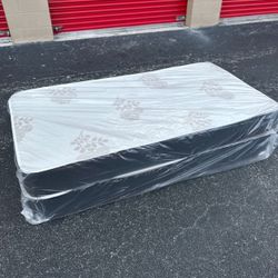 Twin Size Mattress and Box Spring // Delivery Available 🚛