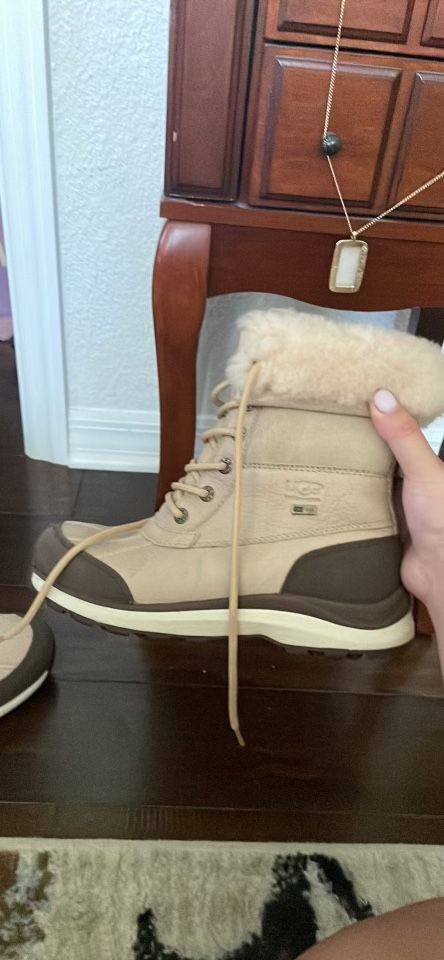 Ugh “Adirondack III “ New-Sz 7 -Soft Cream