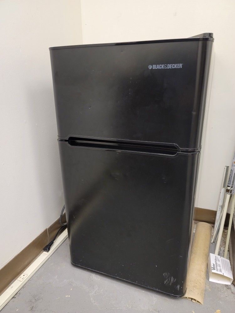 BLACK & DECKER MINI REFRIGERATOR 