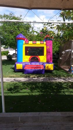 9x9 Castle Bounce House – $795 🏰
