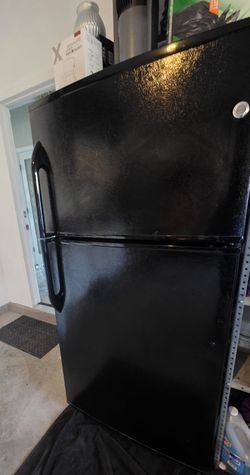 GE 21.6 Cu. Ft. Top Freezer/Refrigerator