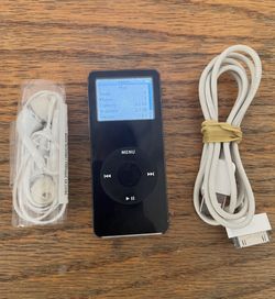 Apple iPod Nano 4GB 1st Gen A1137 Music Media Player, New Wrapped Samsung Headphones USB Charger