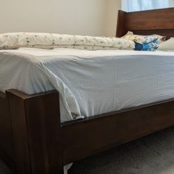 Vintage Wood Bed With Tuft And Needle Mattres