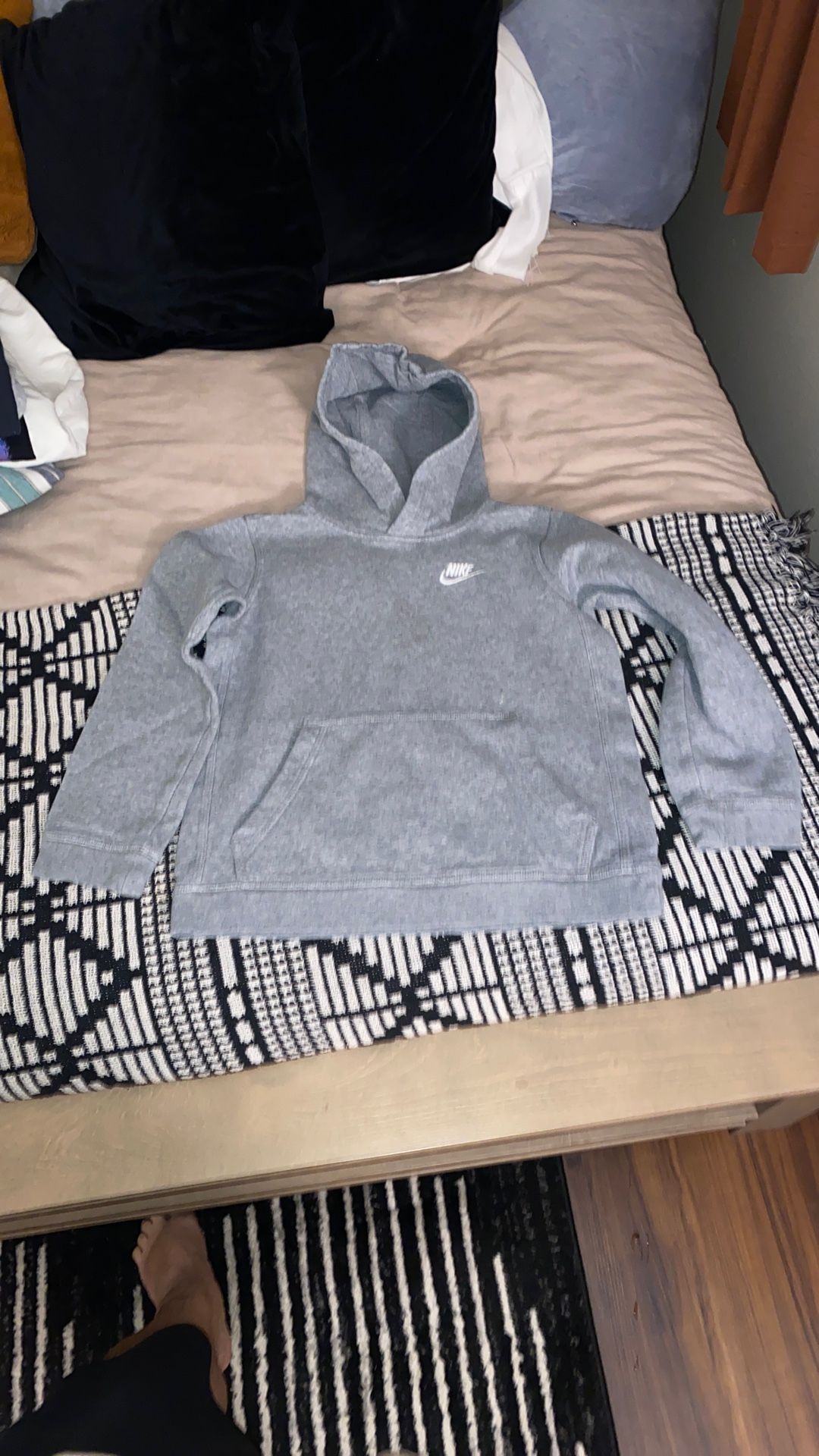 GREY NIKE HOODIE YOUTH SIZE