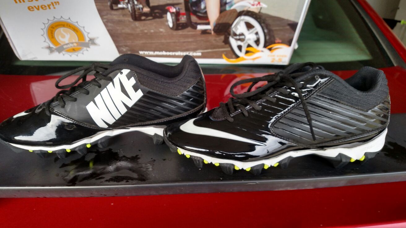 Guys size 9 Base ball cleats