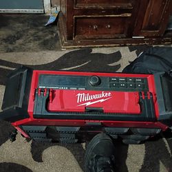 Milwaukee Bluetooth Radio With Charger Built-in Charger For An M18 Battery