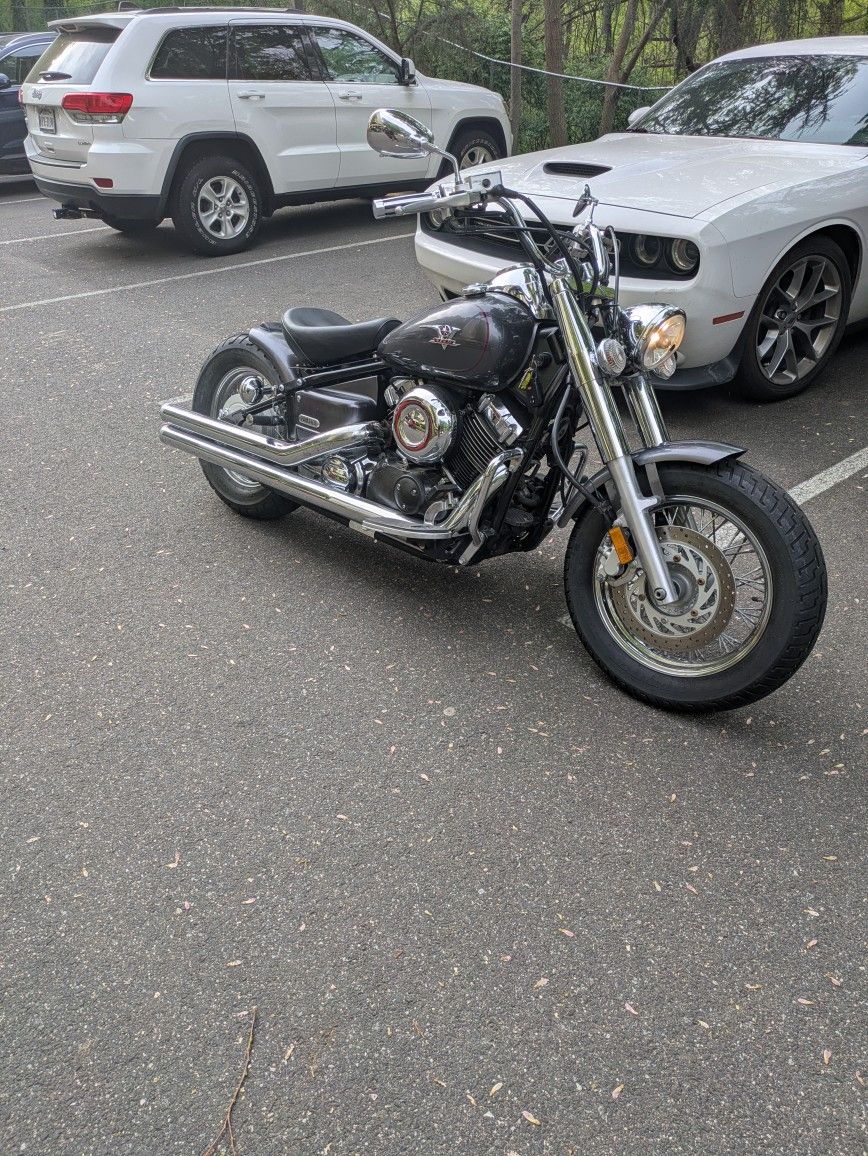 05 Yamaha VStar Custom Bobber...