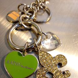 Kathy Van Zeeland Valentine's Day Pink Purse Green Heart-shaped Crystal Fleur De Lis Shining Gold Handbag Backpack Charm Keychain Jewelry 