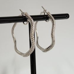 Elegant Wavy 18k White Gold Diamonds Hoop Earrings