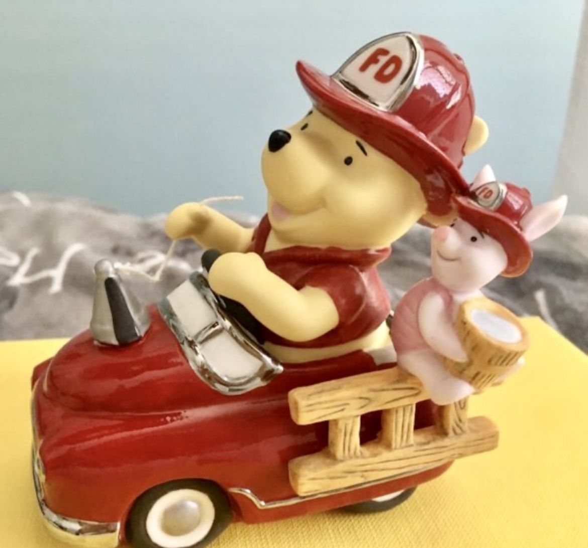 New Precious Moments Disney Showcase Collection "I'm Always By Your Side" Winnie the Pooh and Piglet Figurine.