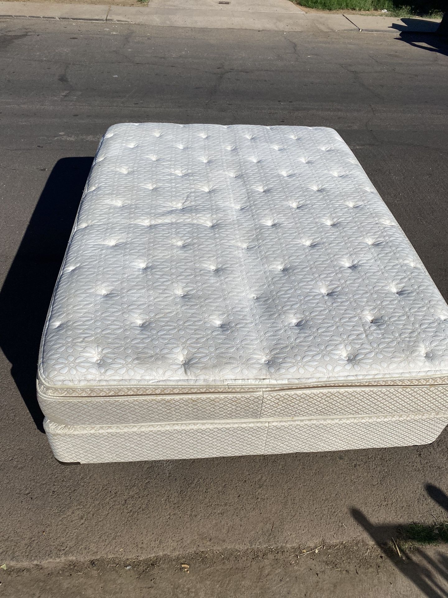 FREE DELIVERY: Queen Pillowtop Bed