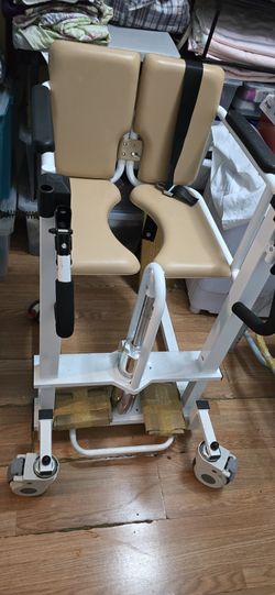 New hydraulic patient lift chair features a 180-degree split seat for easier transfers from a bed or wheelchair.