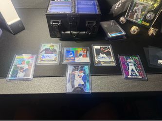 Anyone will to trade for a bobble head Ohtani, Yoshi, Roki it’s 3 Autograph baseball cards and 3 refractors