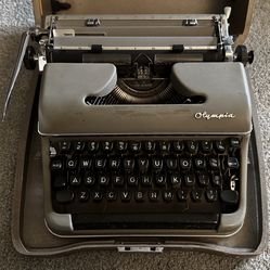 Vintage Olympia SM3 Deluxe Portable Manual Typewriter <> Germany