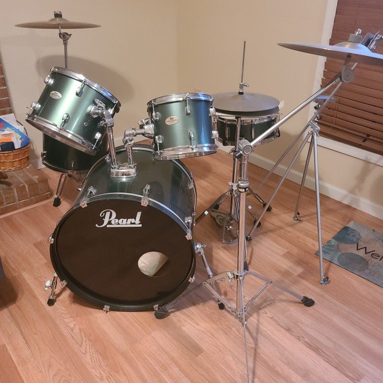 Pearl Forum 5 Piece Drumset 