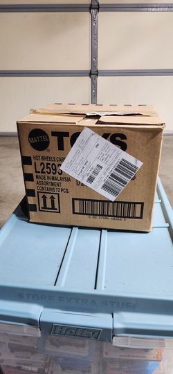 Hot Wheels box with 72 pieces
