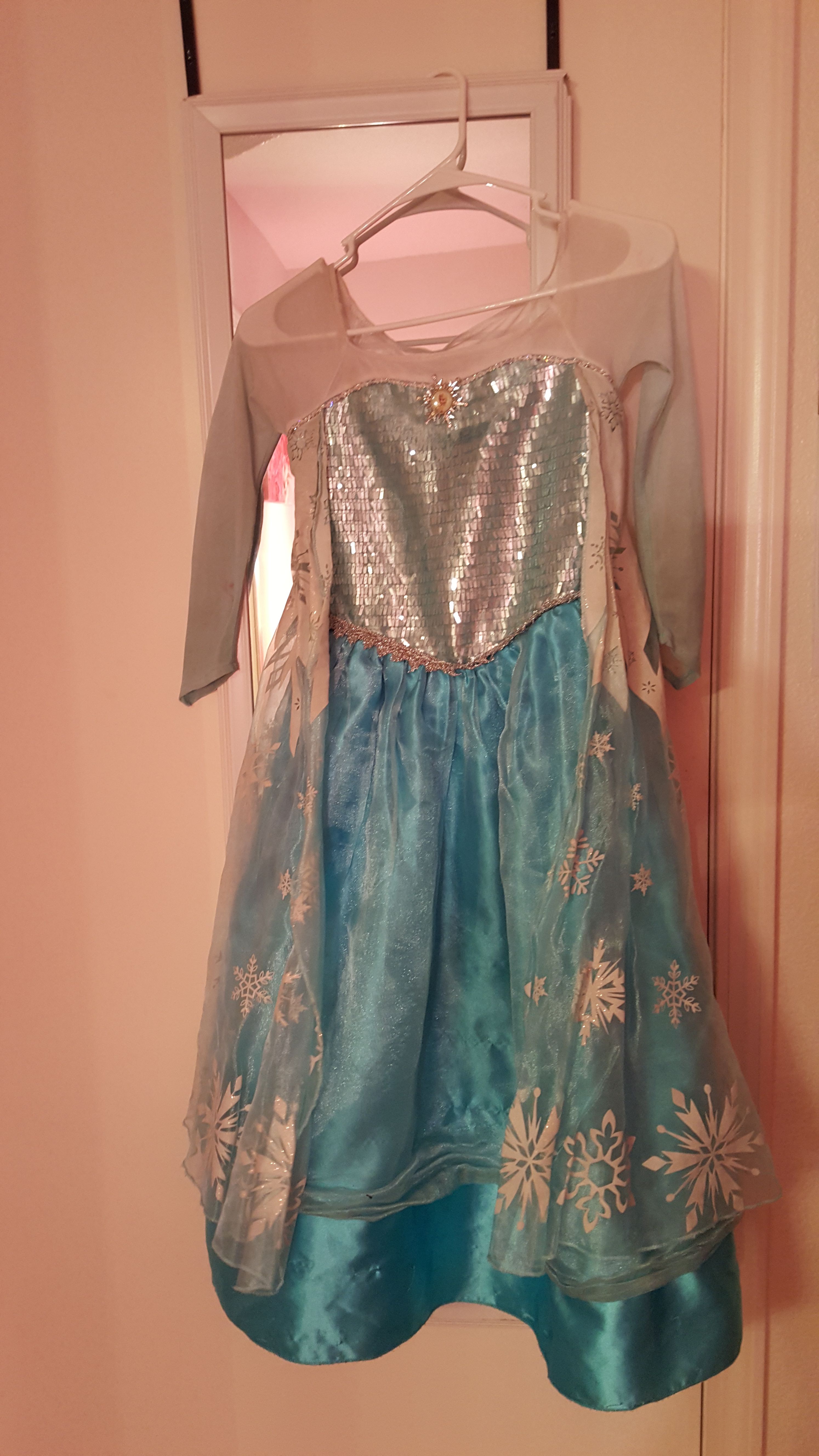 Elsa dress zize 9/10