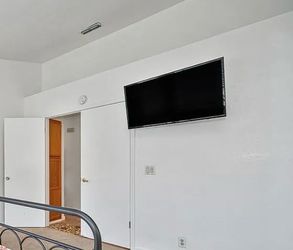 32inch Samsung tv with mount