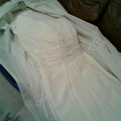  Beautiful Wedding Dress Only Worn 2 Hours Retails For $1800