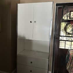 Large dresser/cabinet