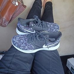 Women's Nike Tennies 7&1/2