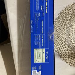 👉 “Universal TV Wall Mount – Fits 32”-70” TVs