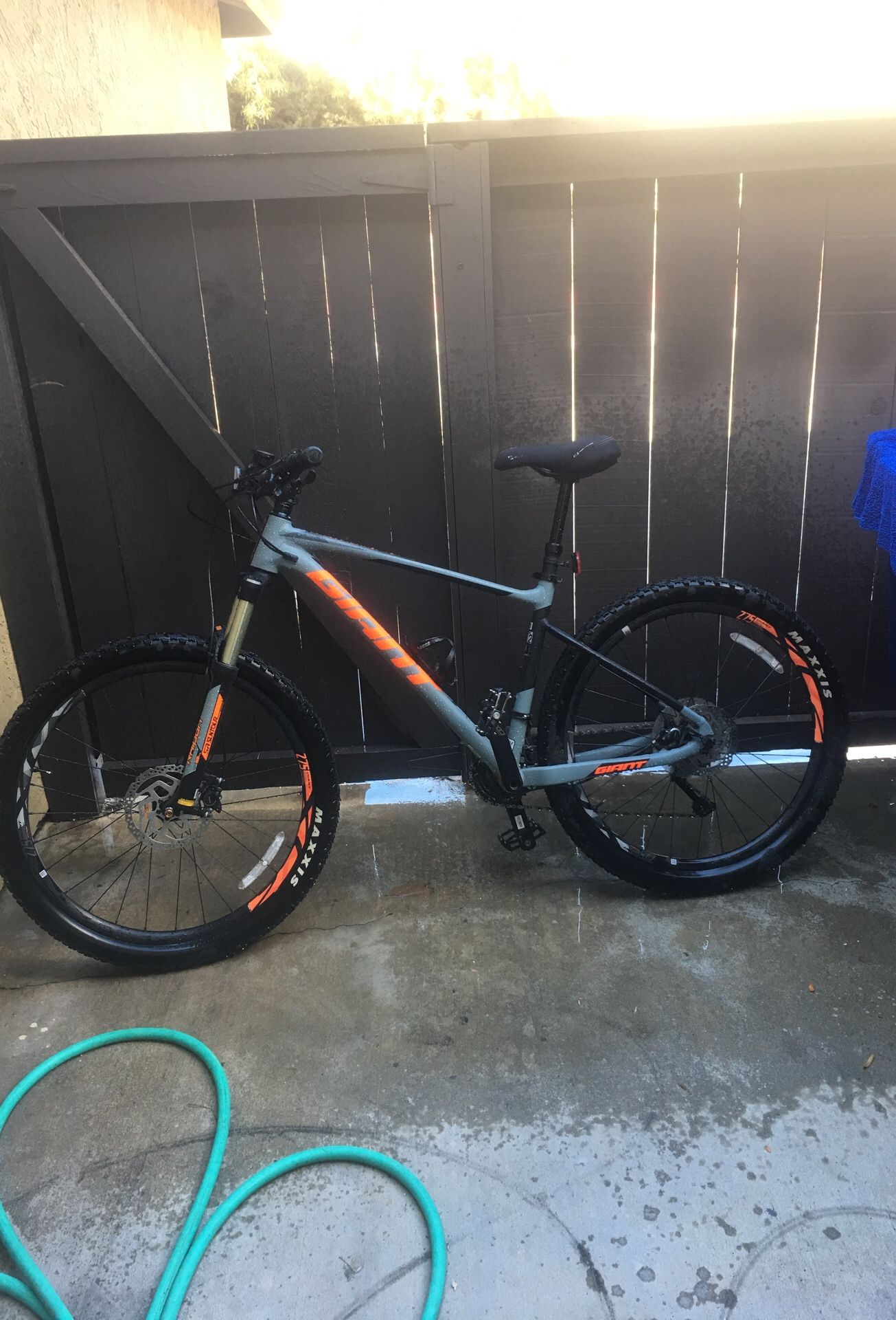 2018 Giant Fathom 2 27.5 Mountain Bike