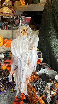 Halloween skeleton decor