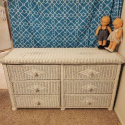 Beautiful White Wicker Dresser..6 Large Drawers Easy Slide In Hardware...Size 54x28..would Go Great In Anyroom...Like NEW!