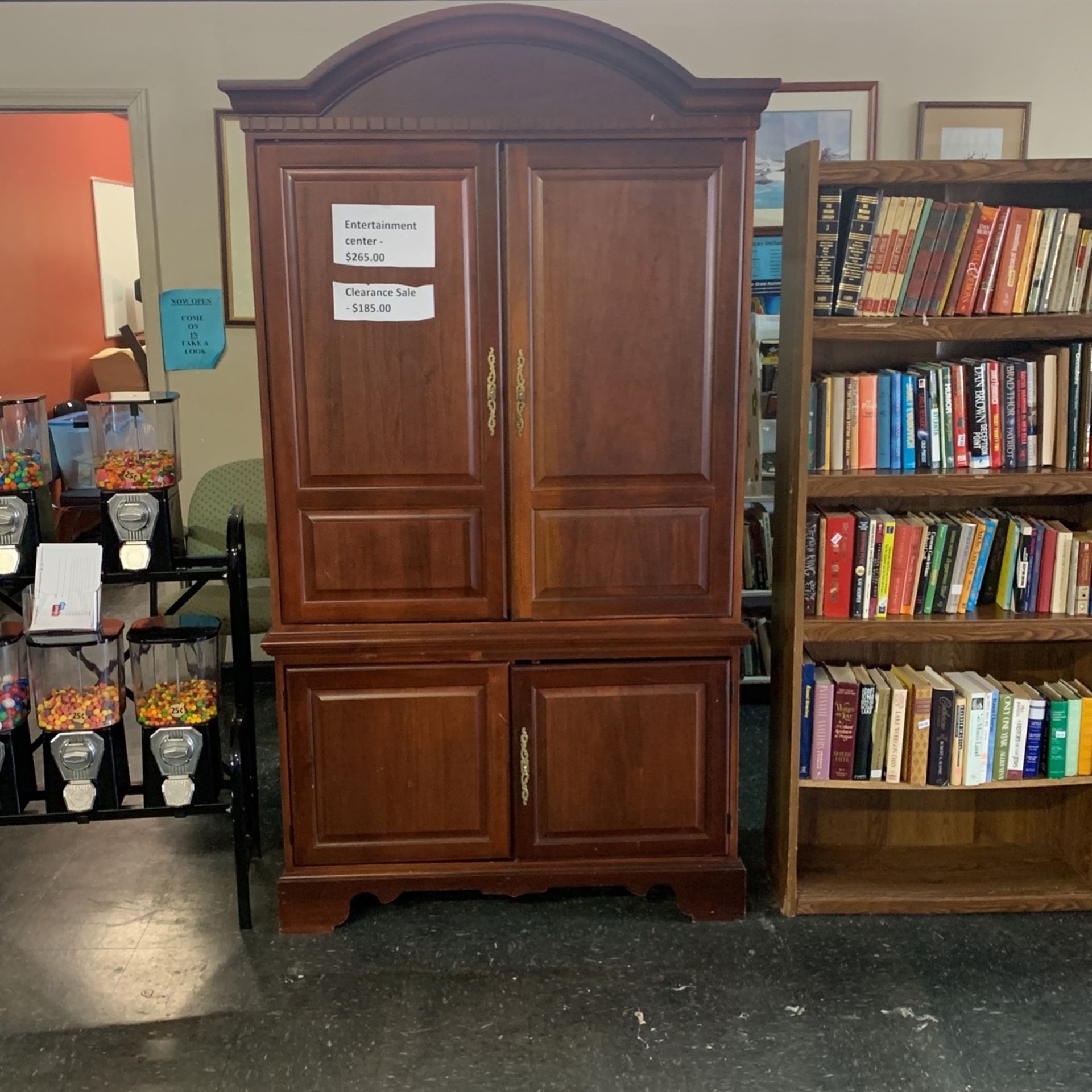 REDUCE PRICE ! Large Solid Wood Entertainment Center