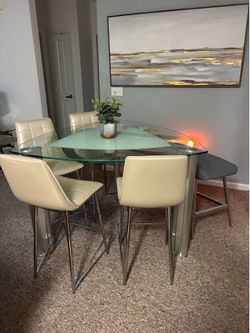 Dining room with 4 chairs