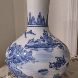 12" Chinoiserie Maitland Smith Blue &  White Porcelain Chinese Asian Vase.