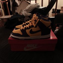 Nike Dunk High Retro. 