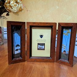 Picture frame 4 by 6 trifold. 