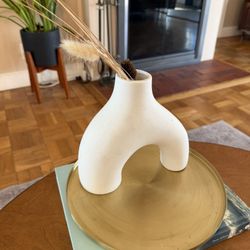 Matte white sculptural ceramic vase with dried stems + round brass tray. Beautiful minimalist decor set for coffee table, console, or shelf styling. C