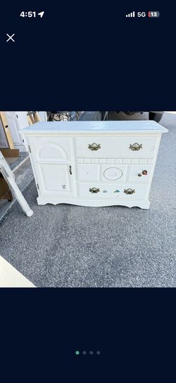 🌹BEAUTIFUL WHITE COLOR DRESSER/3 DRAWER , AND SPACE BEHIND DOOR🌹